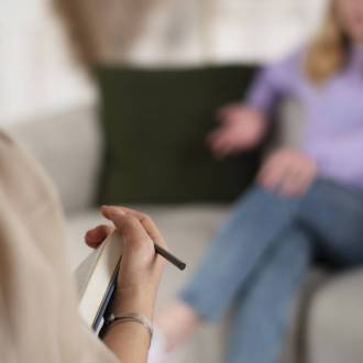 sided-view-young-girl-talking-therapist (Büyük) sided-view-young-girl-talking-therapist (Büyük)